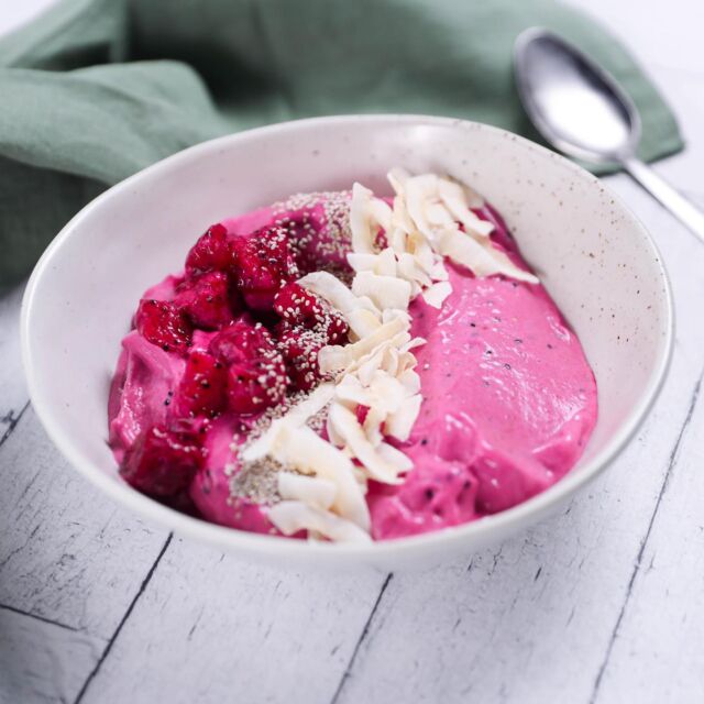 Açai Smoothie Bowl 🥥 #creativegourmet #everydaygourmet Tune in to Network 10 to watch Everyday Gourmet with Justine Schofield
.
.
.
#channel10 #network #tv #acai #banana #dragonfruit #smoothie #bowl #frozen #fruits #healthy #snack #fitness #recipe #comingsoon #airdate #instalike #foodie #homemade #delicious #yummy #like