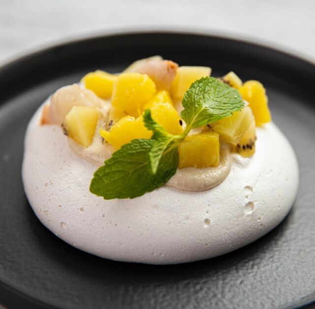 What a vision 🥭🥭 Vegan Meringue with tropical fruit #creativegourmet #everydaygourmet 
Jump onto our website and email us for full recipe ☀️

#channel10 #tv #network #frozen #fruit #summer #dessert #healthy #vegan #snack #fitness #instalike #foodie #homemade #delicious #yummy #like #food #summeriscoming #lockdown #bake #tropical #meringue